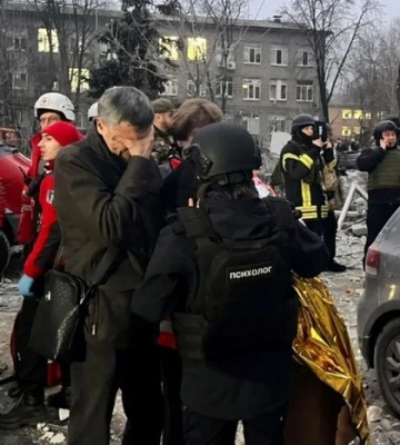 Ракетна атака на Запоріжжя: рятувальні роботи тривають, працюють кінологи