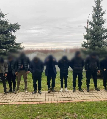 На Закарпатті виявили 8 чоловіків та 1 жінку, які рухалися в бік кордону з Угорщиною