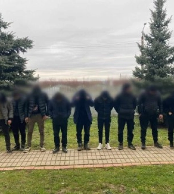 Невдалою виявилася спроба незаконного перетину кордону для восьми чоловіків та однієї жінки на Закарпатті