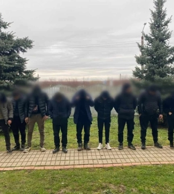На Закарпатті виявили 8 чоловіків та 1 жінку, які рухалися в бік кордону з Угорщиною