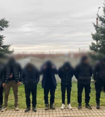 На Закарпатті виявили 8 чоловіків та 1 жінку, які рухалися в бік кордону з Угорщиною