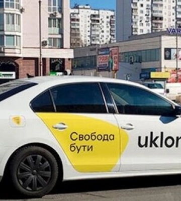 На Київщині водійка Uklon висадила родину загиблого військового посеред траси після прохання розмовляти українською