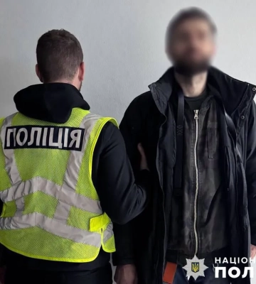 В Киеве мужчина бил ногами и садился на собаку: как отреагировала Нацполиция (видео)