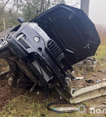 На Житомирщині після зіткнення з колесовідбійниками двоє водіїв потрапили до реанімації. ФОТО