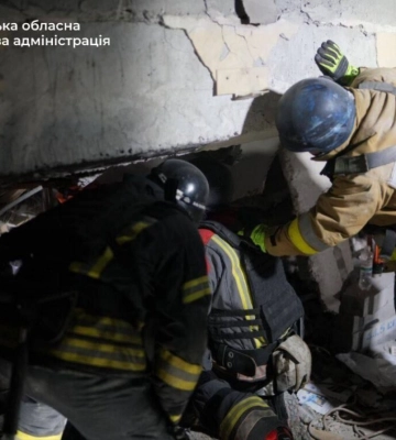Удар по Запоріжжю: з-під завалів дістали тіло ще однієї жертви
