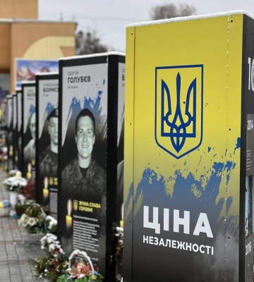 У Рівному на майдані Незалежності встановили 37 нових портретів загиблих захисників
