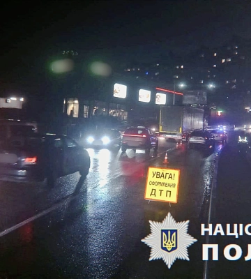 У селі під Києвом літній водій скоїв наїзд на стареньку пішохідку