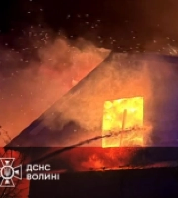 Біля Луцька вночі горіла двоповерхова будівля
