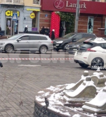 У центрі Луцька знайшли підозрілий пакет – працюють вибухотехніки (фото, відео)