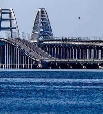 В ВМС рассказали, что теперь россияне транспортируют по Крымскому мосту: почему сильно рискуют