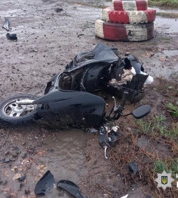 На Одещині фура збила скутер: внаслідок ДТП одна людина загинула, інша потрапила до лікарні