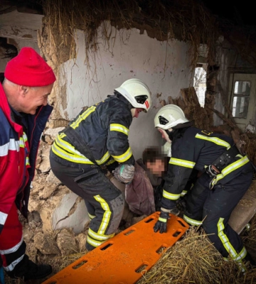 На Київщині рятувальники визволили чоловіка з-під завалів будинку