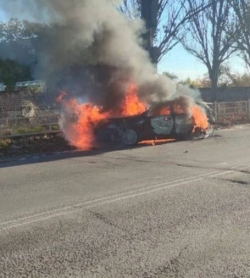 У передмісті Херсона ворог скинув вибухівку із дрона на цивільне авто, є поранений