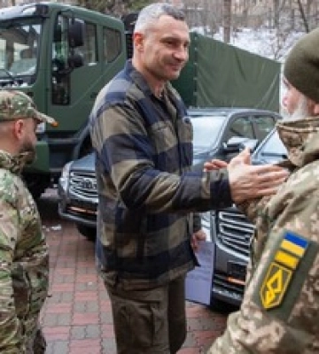 Кличко передал батальону «Ахиллес» дроны, грузовик и пикапы от киевлян