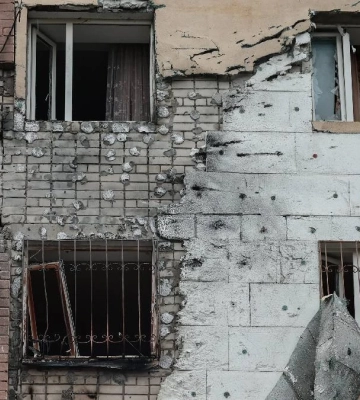Який вигляд має багатоповерхівка в Херсоні після атаки окупаційних військ. ФОТО