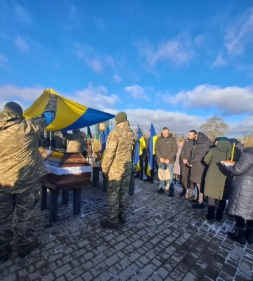 Із полеглим воїном на Рівненщині прийшло попрощатися все село (ФОТО)