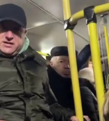 Кремезний чоловік ледь не побив юнака: у львівському тролейбусі стався конфлікт (ВІДЕО)