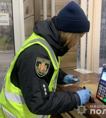 У Житомирі поліцейські затримали злодюгу, який пограбував крамницю з несправжнім пістолетом (ФОТО)