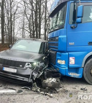 Потрійна ДТП на Житомирщині: позашляховик потрапив під фуру, а легковик у кювет, є загиблий. ФОТО