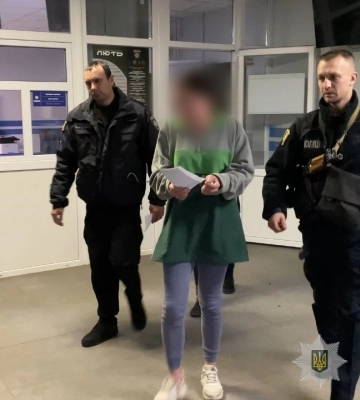 На Одещині обрано запобіжний захід ревнивиці, яка вдарила коханого ножем. ВІДЕО