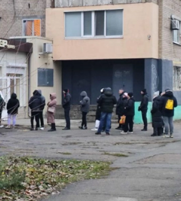 В Мелитополе длинные очереди за посылками  - жители в шоке от российского сервиса