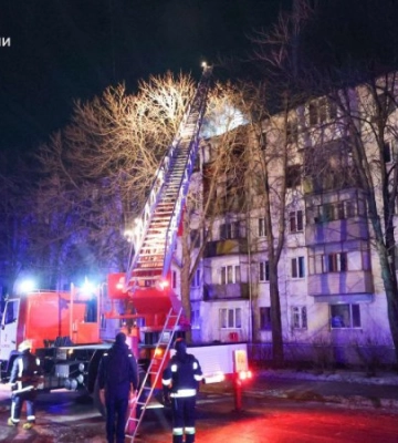 У Харкові безпілотник влучив у дах житлового будинку