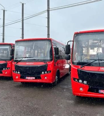В Черновцах закупили автобусы красного цвета