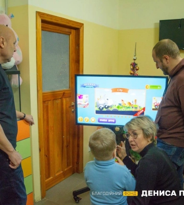 Денис Парамонов подарував інтерактивну дошку дитячому центру “Гіппократ”