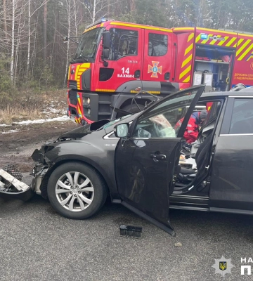 У ДТП на Чернігівщині вантажівку перекинув легковик, молода пасажирка якого загинула на місці. ФОТО