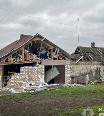 Понад 200 ударів завдали окупанти по Запорізькій області за добу: У Степногірську поранено трьох рятувальників, пошкоджено школу. ФОТОрепортаж