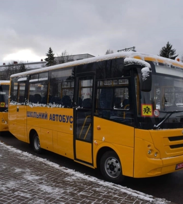 Чотирьом громадам Рівненщини передали останні шкільні автобуси, закуплені цьогоріч
