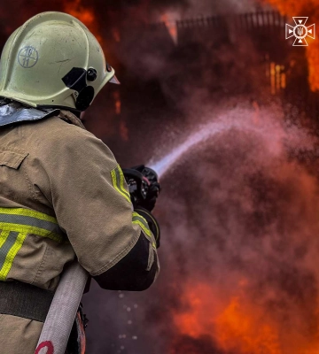 130 рятувальників гасили пожежі на місцях ракетних ударів на Львівщині
