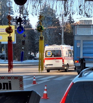 У Луцьку вантажівка збила жінку – її госпіталізували із переломом стегна (відео)