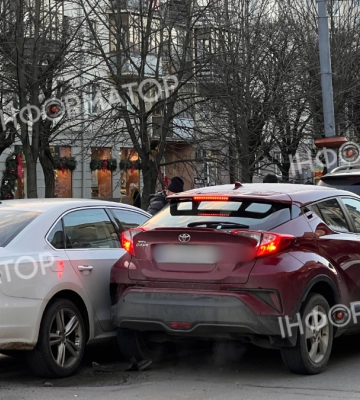 У центрі Франківська потрійна ДТП: ФОТОФАКТ