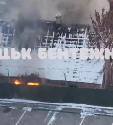 У центрі Луцька горить будинок. Відео