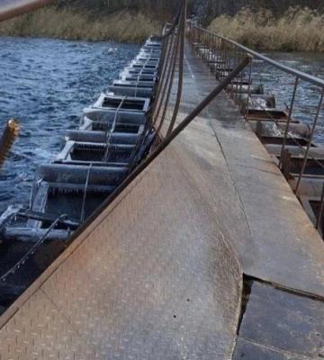 У Кропивницькому вітер пошкодив пішохідний міст через річку