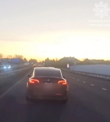На Рівненщині водійка «Tesla» нахабно не пропускала авто швидкої допомоги (ВІДЕО)