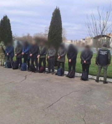 Вісьмох чоловіків з різних регіонів країни віз у прикордоння 63-річний житель Виноградова. ВІДЕО