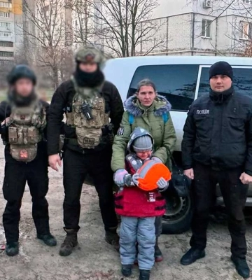 Поліцейські евакуювали зі Станіслава на Херсонщині мати з дитиною