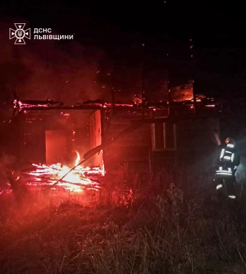 На Львівщині згоріла дерев'яна хата, яку встиг покинути господар