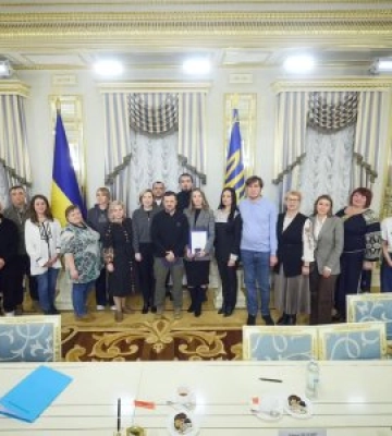 Володимир Зеленський нагородив відзнакою Президента України «Золоте серце» волонтерів