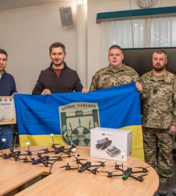 Дніпро вдячний захисникам: у мерії вручили нагороди військовим та передали дрони