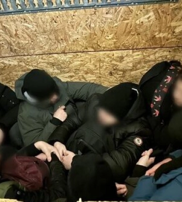 Ховалися у мікроавтобусі з овочами: 8 чоловіків з різних регіонів України намагалися незаконно перетнути кордон