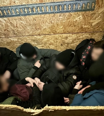 Ховалися у мікроавтобусі з овочами: 8 чоловіків з різних регіонів України намагалися незаконно перетнути кордон