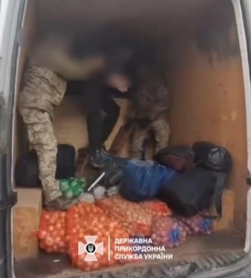 Ховалися у мікроавтобусі з овочами: 8 чоловіків з різних регіонів України намагалися незаконно перетнути кордон