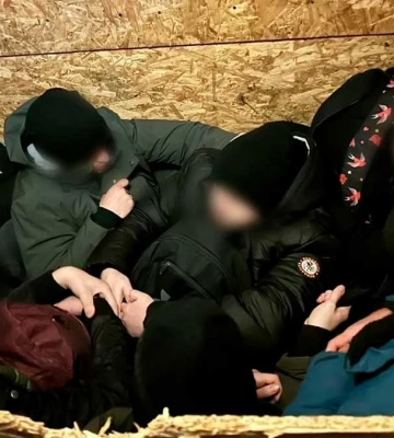 Ховалися у мікроавтобусі з овочами: 8 чоловіків з різних регіонів України намагалися незаконно перетнути кордон