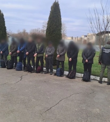 Прикордонники знайшли у картоплі вісьмох чоловіків
