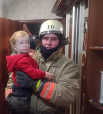 На Волині рятувальники піднімалися драбиною на 3-й поверх, щоб врятувати дитину
