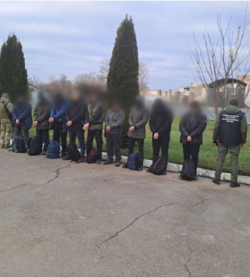 Житель Закарпаття намагався провезти через кордон 8 чолвіків. З’явилося відео