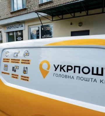 Окупанти на Миколаївщині FPV–дроном обстріляли машину «Укрпошти»: важко поранено водія